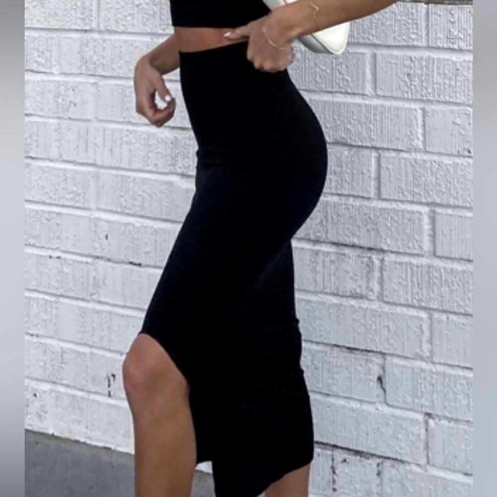 Fabletics High-Waisted Ribbed Seamless Skirt. Size M, in black.
